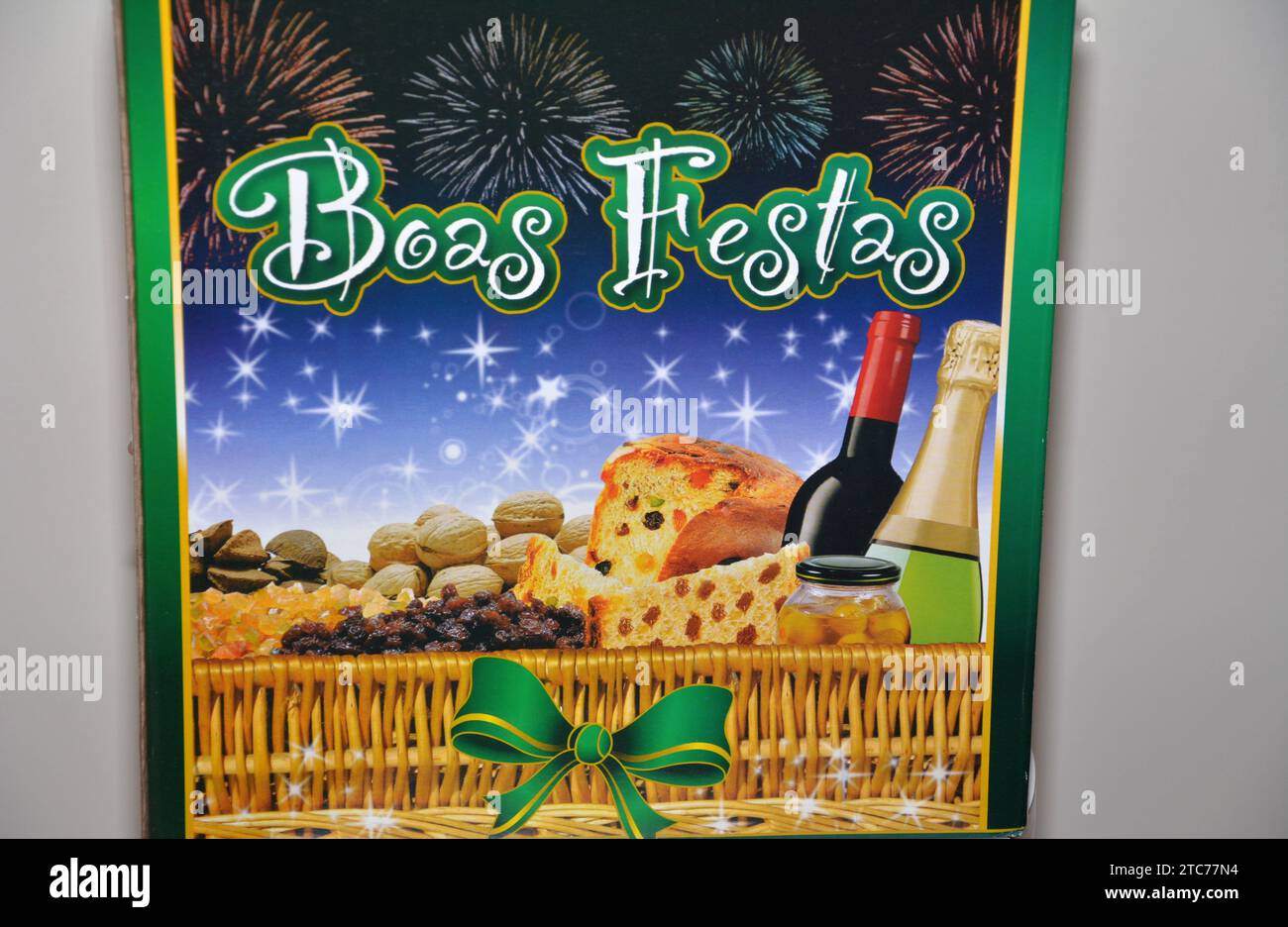 Boîte de produits de Noël avec l'inscription Happy Holidays sur le côté. Banque D'Images