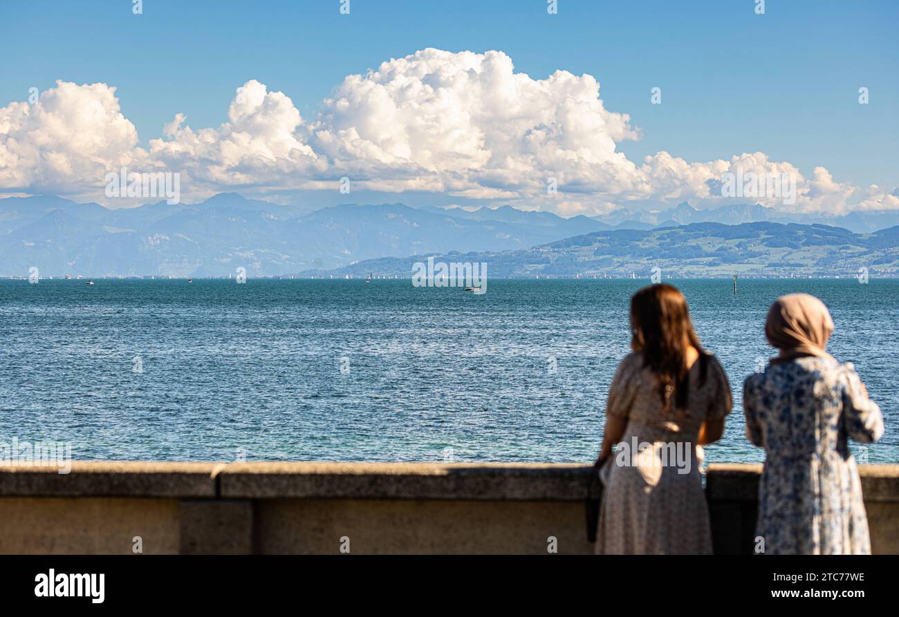 Bodensee Panorama Zwei Frauen schauen sich das Panorama am Bodensee an. Friedrichshafen, Deutschland, 21.08.2022 *** Panorama du lac de Constance deux femmes regardent le panorama sur le lac de Constance Friedrichshafen, Allemagne, 21 08 2022 Banque D'Images