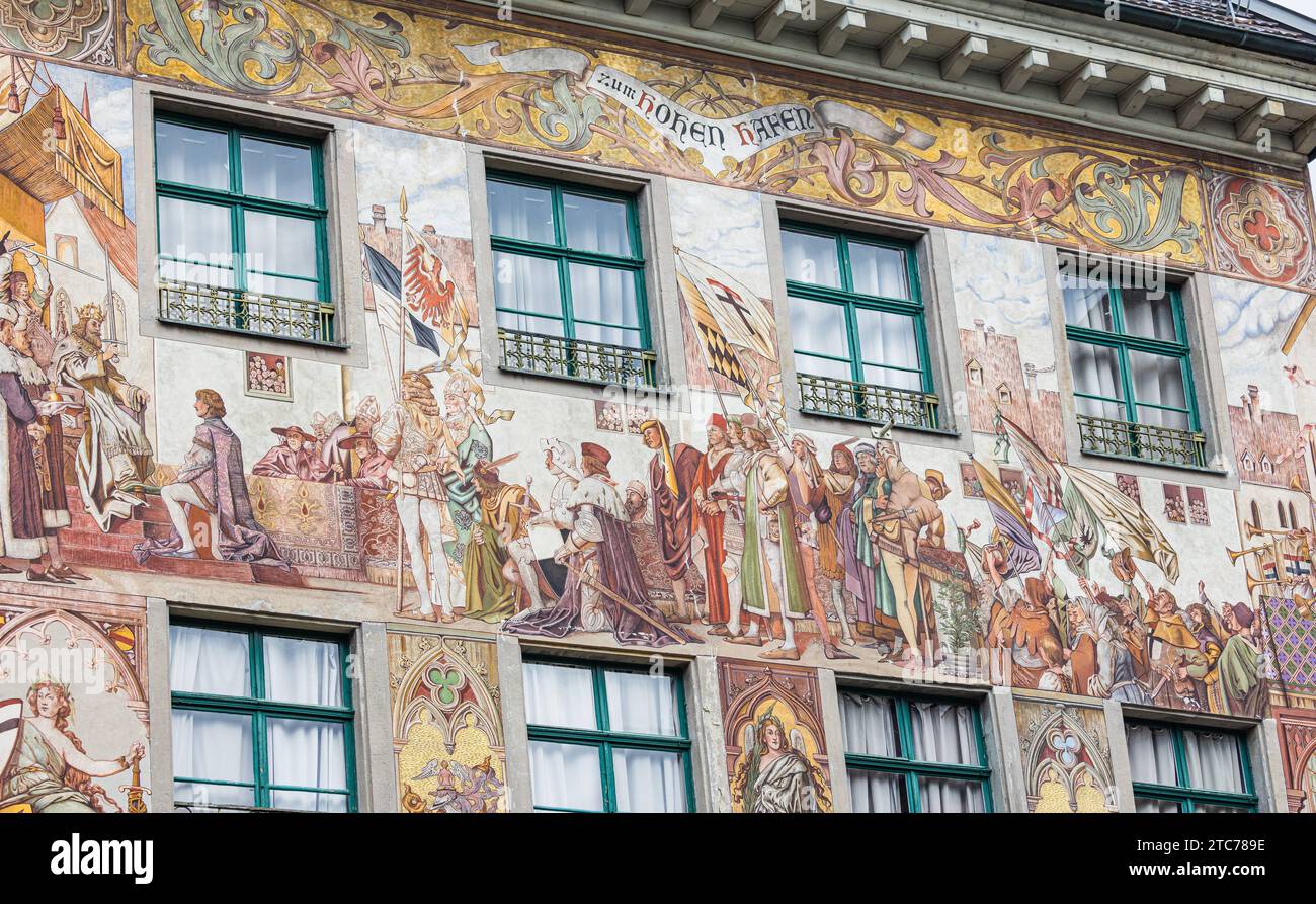 Wandmalerei Wandmalerei auf der Fassade des Hohen Haus in der Konstanzer Altstadt. Konstanz, Deutschland, 20.11.2022 *** peinture murale peinture murale sur la façade de la Hohes Haus dans la vieille ville de Constance Constance, Allemagne, 20 11 2022 Credit : Imago/Alamy Live News Banque D'Images