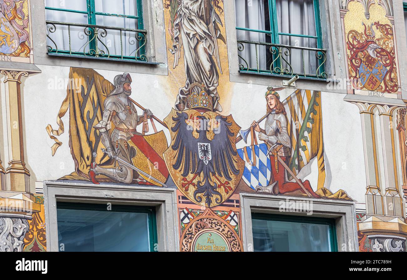 Wandmalerei Wandmalerei auf der Fassade des Hohen Haus in der Konstanzer Altstadt. Konstanz, Deutschland, 20.11.2022 *** peinture murale peinture murale sur la façade de la Hohes Haus dans la vieille ville de Constance Constance, Allemagne, 20 11 2022 Credit : Imago/Alamy Live News Banque D'Images