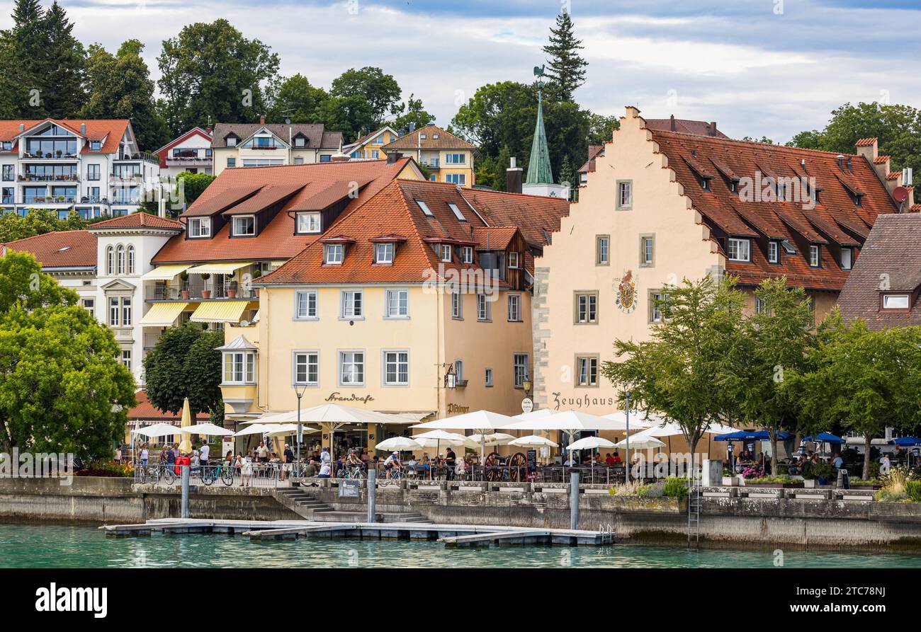 Überlingen Blick vom Bodensee aus auf die Süddeutsche Kleinstadt Überlingen am Bodensee. Überlingen, Deutschland, 13.07.2022 *** Überlingen vue depuis le lac de Constance de la petite ville de Überlingen, au sud de l'Allemagne, sur le lac de Constance Überlingen, Allemagne, 13 07 2022 Banque D'Images