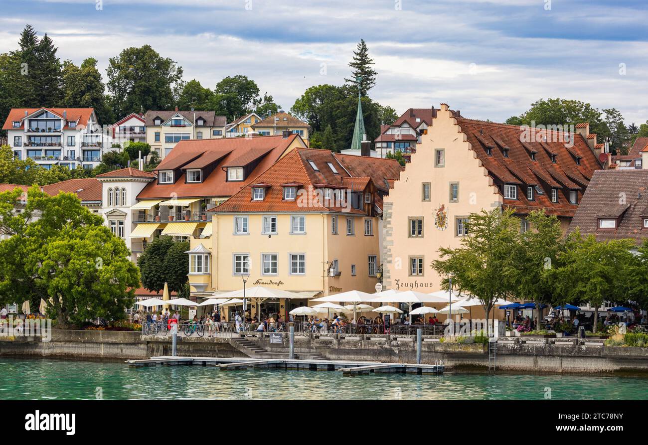 Überlingen Blick vom Bodensee aus auf die Süddeutsche Kleinstadt Überlingen am Bodensee. Überlingen, Deutschland, 13.07.2022 *** Überlingen vue depuis le lac de Constance de la petite ville de Überlingen, au sud de l'Allemagne, sur le lac de Constance Überlingen, Allemagne, 13 07 2022 Banque D'Images