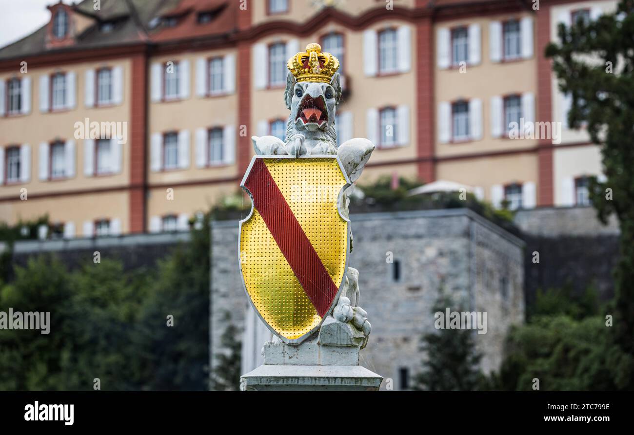 Schloss Mainau Eine Statue mit dem badischen Wappen, dahinter das Schloss Mainau. Insel Mainau, Deutschland, 13.07.2022 *** Château de Mainau Une statue avec les armoiries de Baden, avec le château de Mainau derrière l'île de Mainau, Allemagne, 13 07 2022 Banque D'Images
