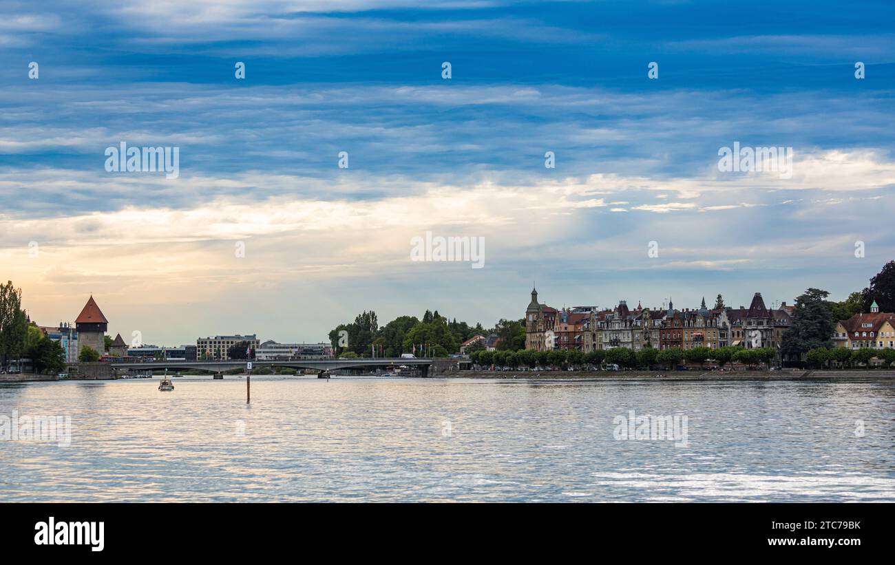 Konstanz Ein Teil der Konstanzer Altstadt und die alte Rheinbrücke vom See aus fotografiert. Überlingen, Deutschland, 13.07.2022 *** Constance Une partie de la vieille ville de Constance et le vieux pont sur le Rhin photographiés depuis le lac Überlingen, Allemagne, 13 07 2022 Banque D'Images