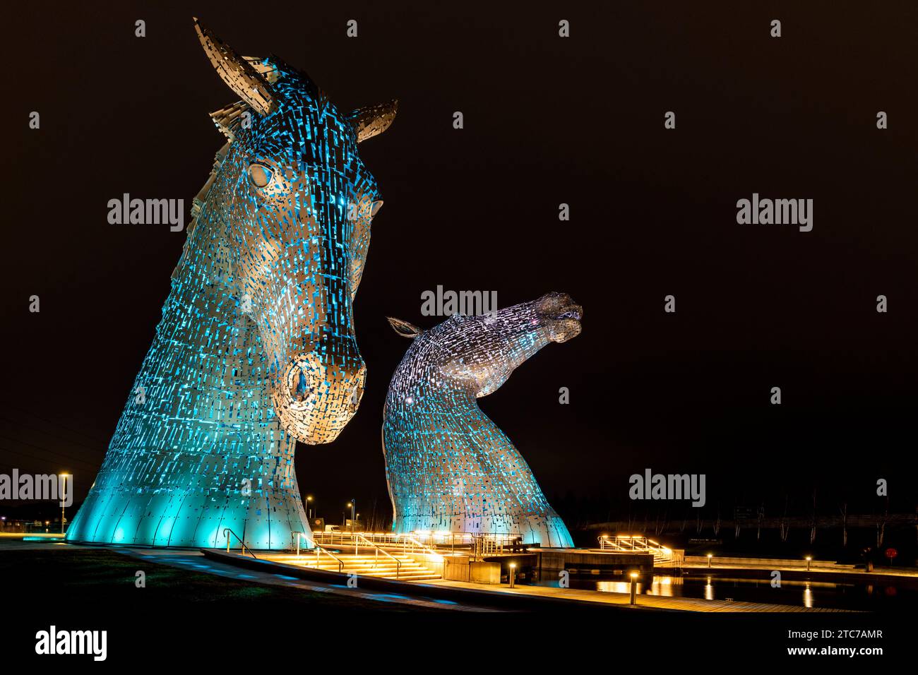 Vue nocturne des sculptures Kelpies à l'Helix, Falkirk, Écosse. Printemps (mars) 2023. Banque D'Images