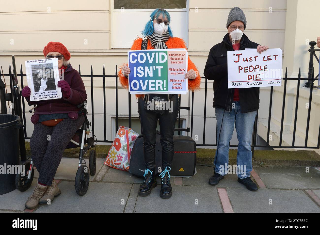 Londres, Royaume-Uni. 11 décembre 2023. Les manifestants brandissent des banderoles concernant les effets du long Covid devant la maison Dorland alors que Rishi Sunak, Premier ministre, témoigne à l'intérieur de l'enquête britannique sur le Covid-19. L'enquête est une enquête publique indépendante sur la réponse du Royaume-Uni à la pandémie de COVID-19 et sur l'impact de celle-ci, et sur les leçons à en tirer pour l'avenir, qui se tient à Dorland House dans l'ouest de Londres. Crédit : MARTIN DALTON/Alamy Live News Banque D'Images