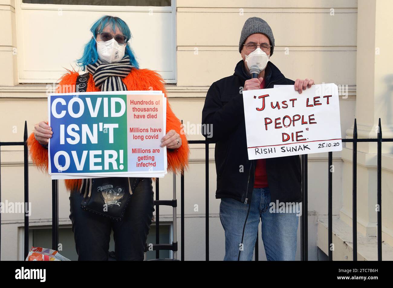 Londres, Royaume-Uni. 11 décembre 2023. Les manifestants brandissent des banderoles concernant les effets du long Covid devant la maison Dorland alors que Rishi Sunak, Premier ministre, témoigne à l'intérieur de l'enquête britannique sur le Covid-19. L'enquête est une enquête publique indépendante sur la réponse du Royaume-Uni à la pandémie de COVID-19 et sur l'impact de celle-ci, et sur les leçons à en tirer pour l'avenir, qui se tient à Dorland House dans l'ouest de Londres. Crédit : MARTIN DALTON/Alamy Live News Banque D'Images