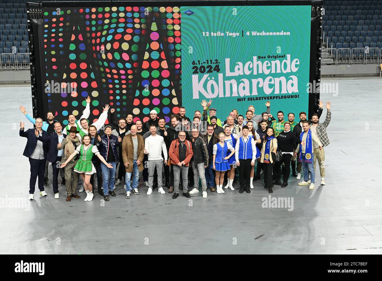 Vertreter der teilnehmenden Bands, Gruppen und Künstler posieren vor dem logo/Schriftzug BEI der Pressekonferenz zu Lachende Kölnarena und Lachende PänzArena die am 06.01.2024 die Premiere feiern. *** Les représentants des groupes, groupes et artistes participants posent devant le lettrage du logo lors de la conférence de presse de Lachende Kölnarena et Lachende PänzArena, qui célébreront leur première le 06 01 2024 Banque D'Images