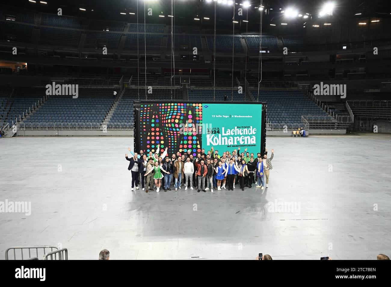 Vertreter der teilnehmenden Bands, Gruppen und Künstler posieren vor dem logo/Schriftzug BEI der Pressekonferenz zu Lachende Kölnarena und Lachende PänzArena die am 06.01.2024 die Premiere feiern. *** Les représentants des groupes, groupes et artistes participants posent devant le lettrage du logo lors de la conférence de presse de Lachende Kölnarena et Lachende PänzArena, qui célébreront leur première le 06 01 2024 Banque D'Images