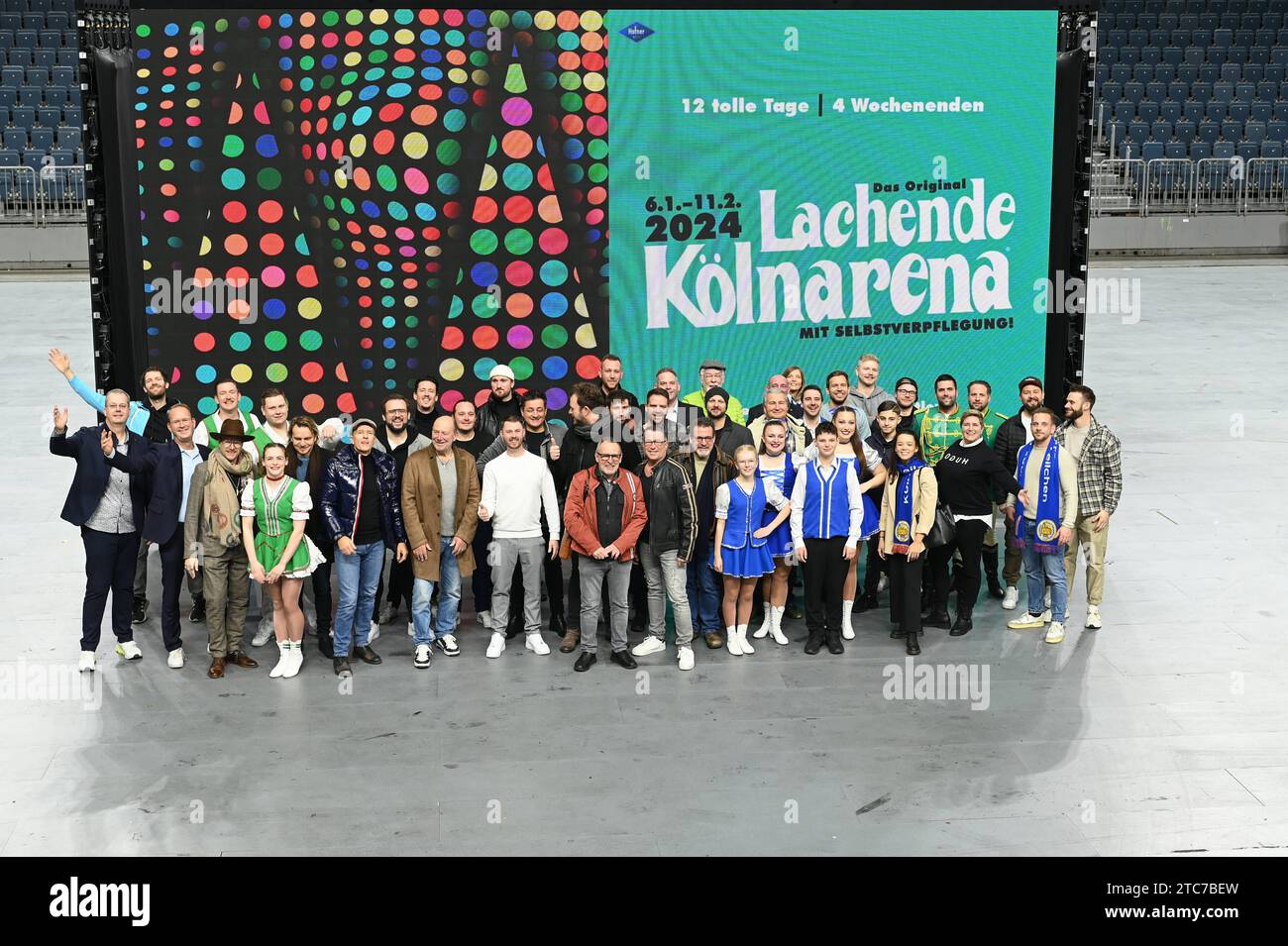 Vertreter der teilnehmenden Bands, Gruppen und Künstler posieren vor dem logo/Schriftzug BEI der Pressekonferenz zu Lachende Kölnarena und Lachende PänzArena die am 06.01.2024 die Premiere feiern. *** Les représentants des groupes, groupes et artistes participants posent devant le lettrage du logo lors de la conférence de presse de Lachende Kölnarena et Lachende PänzArena, qui célébreront leur première le 06 01 2024 Banque D'Images