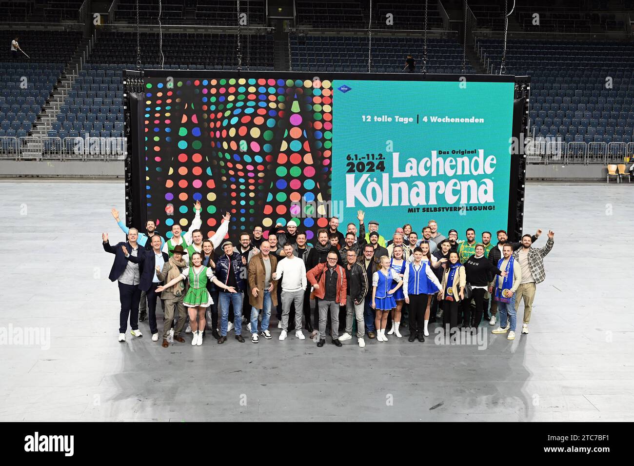 Vertreter der teilnehmenden Bands, Gruppen und Künstler posieren vor dem logo/Schriftzug BEI der Pressekonferenz zu Lachende Kölnarena und Lachende PänzArena die am 06.01.2024 die Premiere feiern. *** Les représentants des groupes, groupes et artistes participants posent devant le lettrage du logo lors de la conférence de presse de Lachende Kölnarena et Lachende PänzArena, qui célébreront leur première le 06 01 2024 Banque D'Images