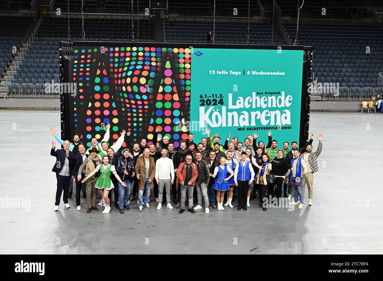 Vertreter der teilnehmenden Bands, Gruppen und Künstler posieren vor dem logo/Schriftzug BEI der Pressekonferenz zu Lachende Kölnarena und Lachende PänzArena die am 06.01.2024 die Premiere feiern. *** Les représentants des groupes, groupes et artistes participants posent devant le lettrage du logo lors de la conférence de presse de Lachende Kölnarena et Lachende PänzArena, qui célébreront leur première le 06 01 2024 Banque D'Images