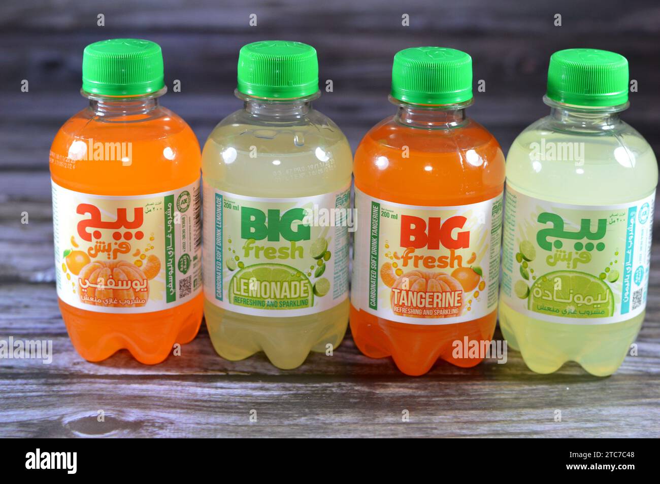 Le Caire, Égypte, décembre 3 2023 : Big soda rafraîchissant et pétillant boisson gazeuse, boisson gazeuse avec des saveurs spéciales mandarine et limonade, avec de délicieux di Banque D'Images