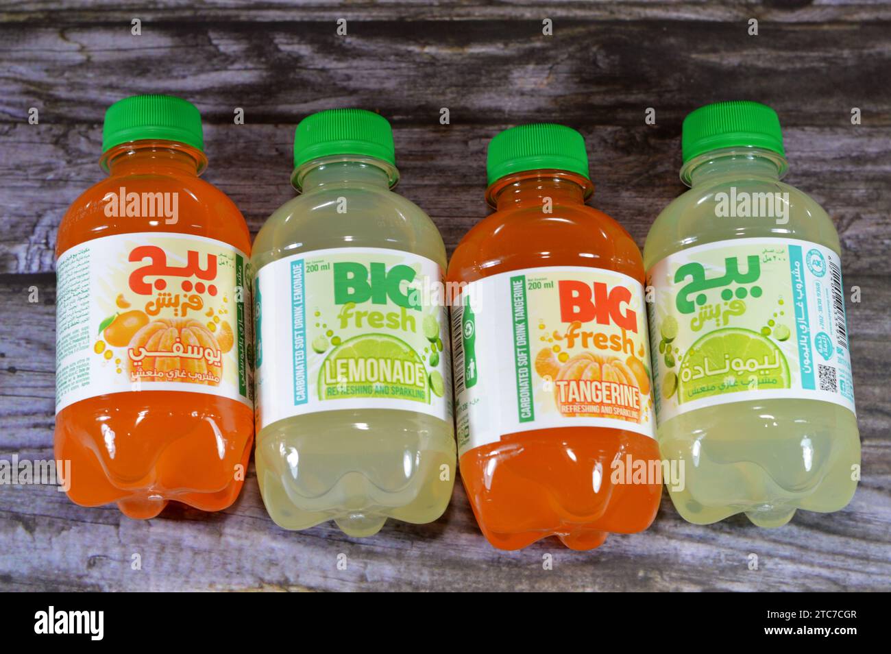 Le Caire, Égypte, décembre 3 2023 : Big soda rafraîchissant et pétillant boisson gazeuse, boisson gazeuse avec des saveurs spéciales mandarine et limonade, avec de délicieux di Banque D'Images