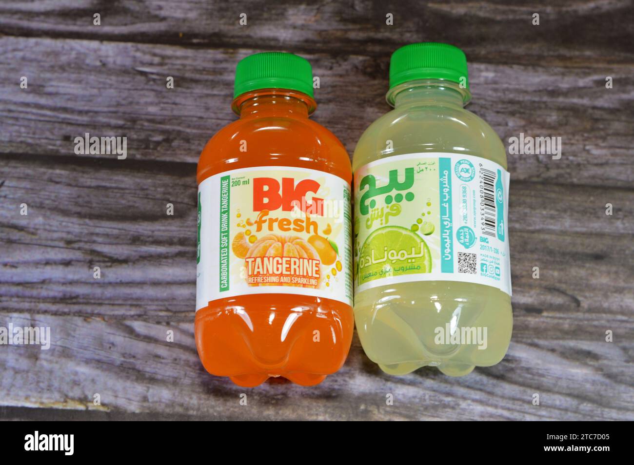 Le Caire, Égypte, décembre 3 2023 : Big soda rafraîchissant et pétillant boisson gazeuse, boisson gazeuse avec des saveurs spéciales mandarine et limonade, avec de délicieux di Banque D'Images