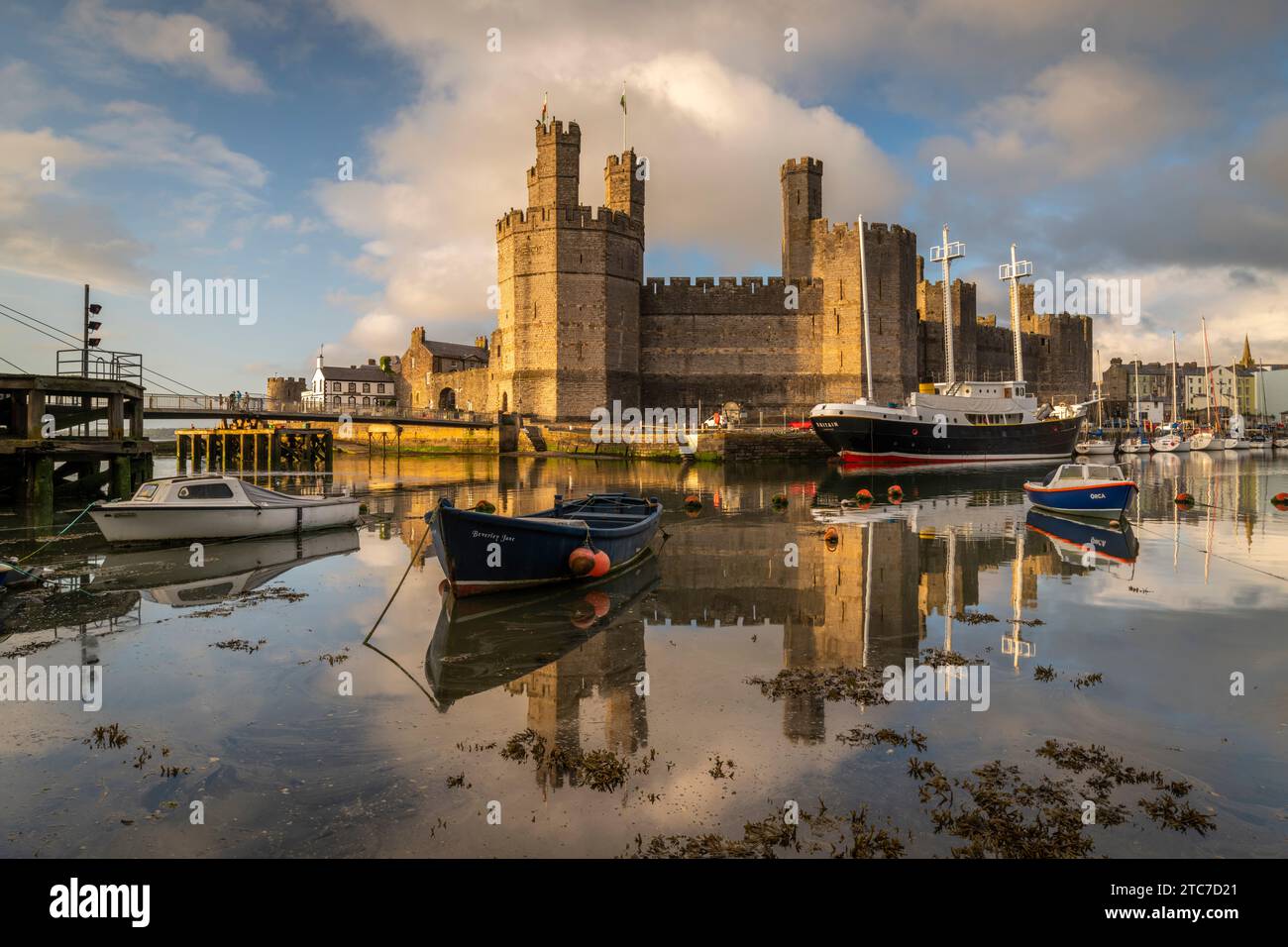 Château de Caernarfon reflété dans les eaux calmes de l'Afon Seiont, Caernarfon, pays de Galles du Nord, Royaume-Uni. Printemps (mai) 2023. Banque D'Images