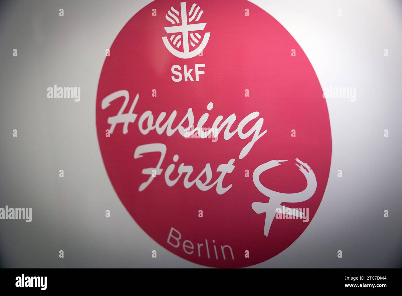 Logement d'abord - logo, aufgenommen am 11.12.2023 BEI den frauenspezifischen Wohnungslosenprojekten des Sozialdienstes katholischer Frauen SKF à Berlin. Siehe epd-Meldung vom 11.12.2023 USAGE ÉDITORIAL SEULEMENT *** logement Premier logo, pris le 11 12 2023 aux projets pour les sans-abri spécifiques aux femmes du Service social des femmes catholiques SKF à Berlin Voir le rapport epd de 11 12 2023 USAGE ÉDITORIAL SEULEMENT Copyright : epd-bild/HansxScherhaufer HSR64095 crédit : Imago/Alamy Live News Banque D'Images