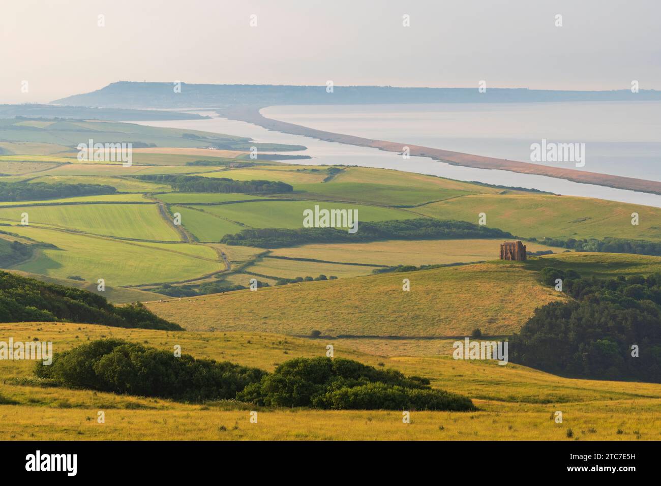 Vue sur la campagne vallonnée de West Dorset à St Catherine's Chapel et Chesil Beach, Dorset, Angleterre. Banque D'Images