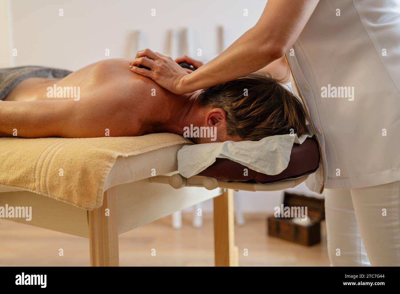 Femme massothérapeute appliquant une pression avec les mains sur le dos du client masculin. Image conceptuelle de l'hôtel Wellness Banque D'Images