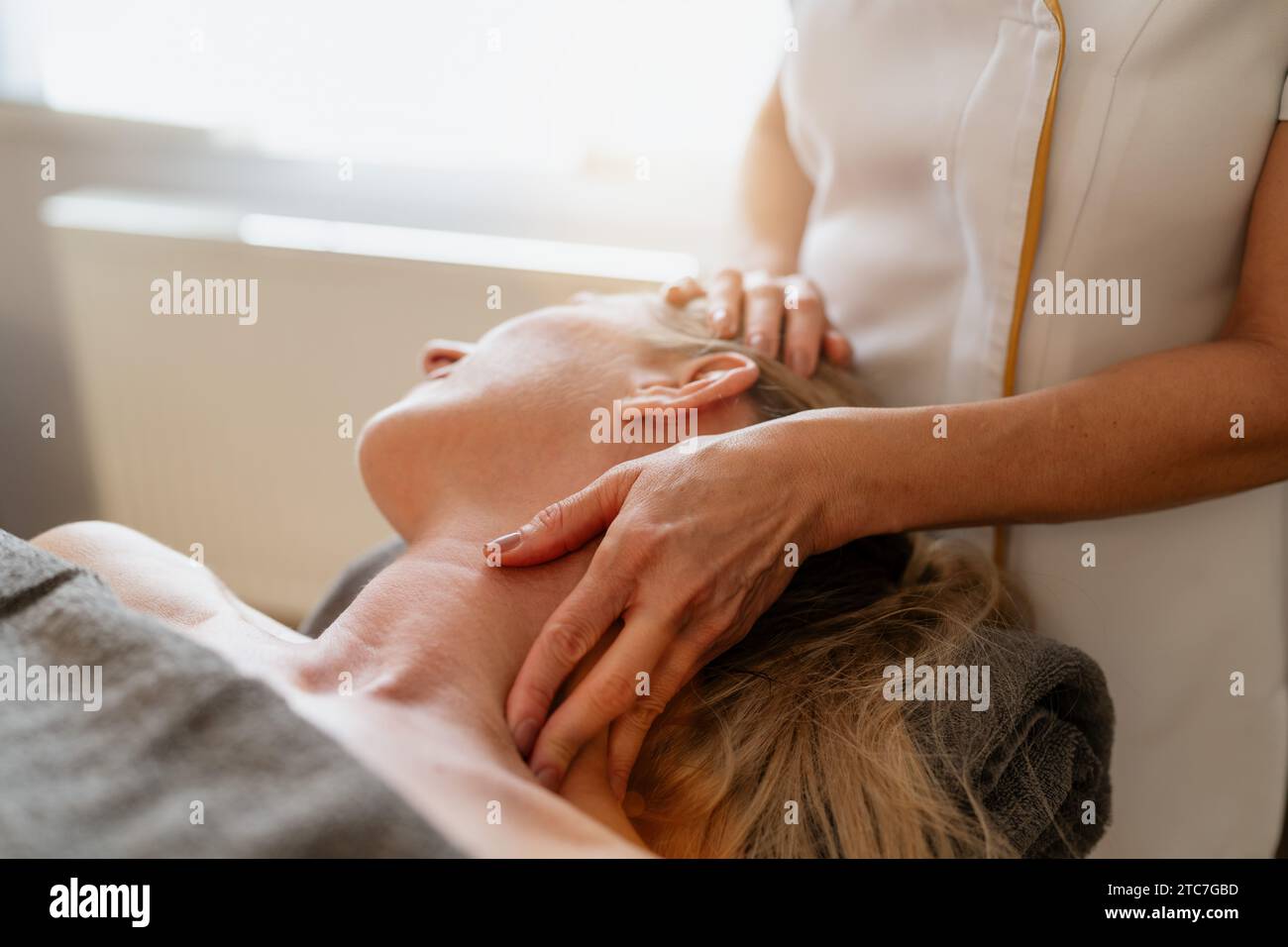 Gros plan d'un thérapeute donnant un massage du cou et des épaules à une femme couchée. Image conceptuelle du salon de beauté Wellness Hotel Banque D'Images