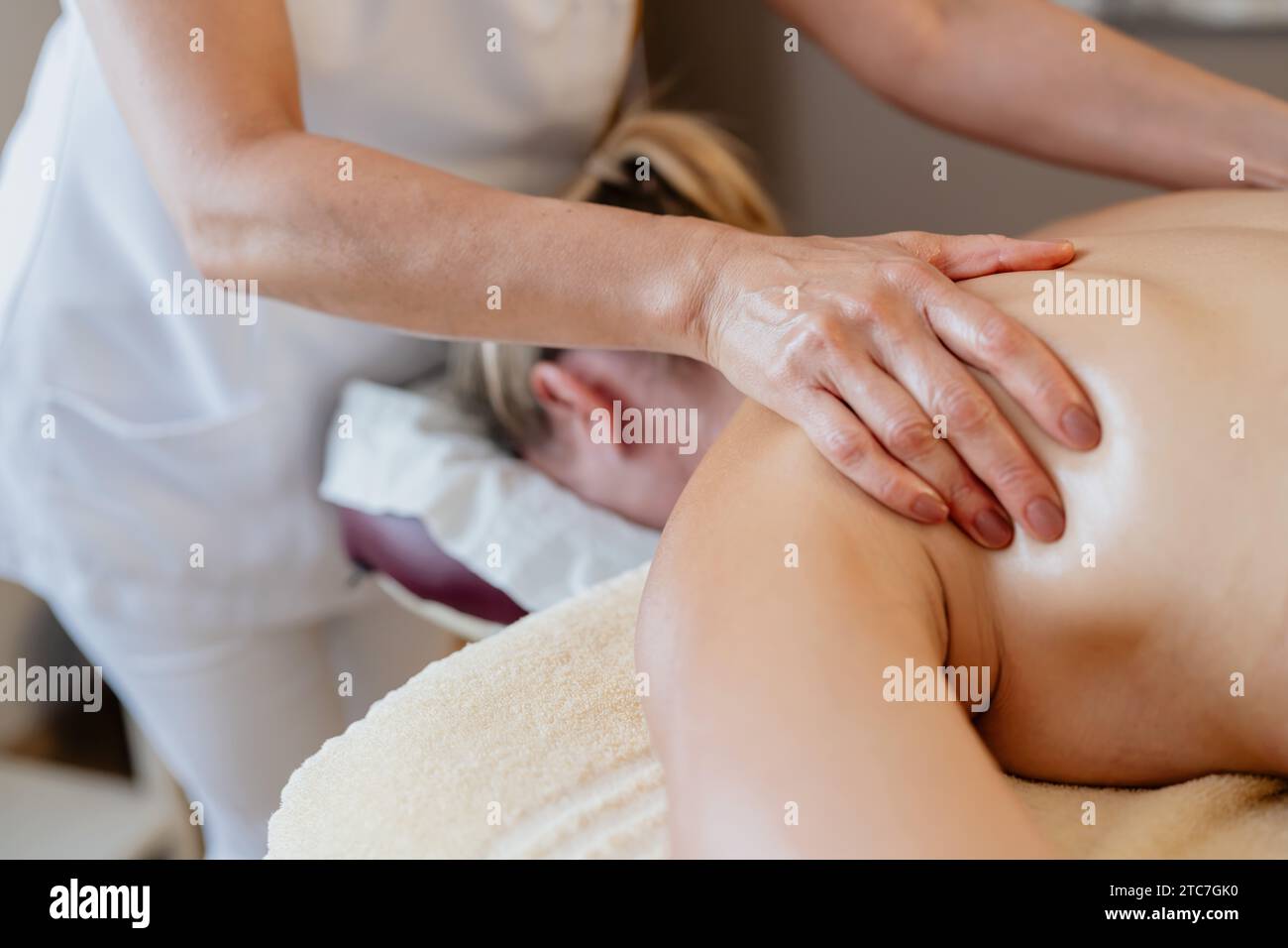 Gros plan d'un massothérapeute travaillant sur l'épaule d'un client dans un salon de beauté spa Wellness Hotel concept image Banque D'Images