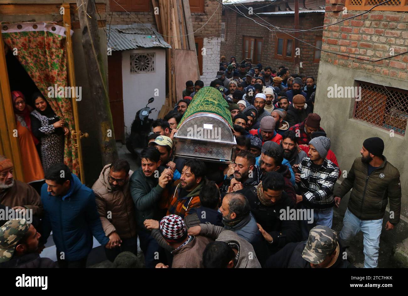 08 décembre 2023, Srinagar Cachemire, Inde : les Cachemiris portent le cercueil contenant le corps de l'inspecteur de police indien Masroor Ahmad Wani tué lors de son cortège funèbre à Srinagar. Wani a été grièvement blessé lorsque des militants ont tiré sur lui près de la région d'Eidgah dans le Cachemire central Srinagar le 29 octobre 2023, et a succombé à ses blessures à l'Institut All India des sciences médicales (AIIMS) à Delhi le 07 décembre 2023. Le 08 décembre 2023, Srinagar Cachemire, Inde. (Photo de Firdous Nazir/Eyepix Group/Sipa USA) Banque D'Images