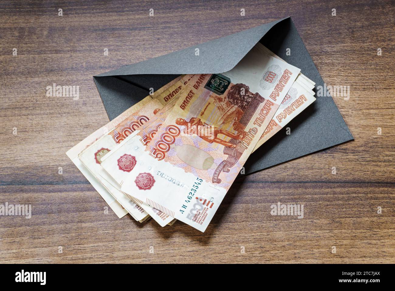 Billets de banque en rouble russe et enveloppe grise sur la table closeup Banque D'Images