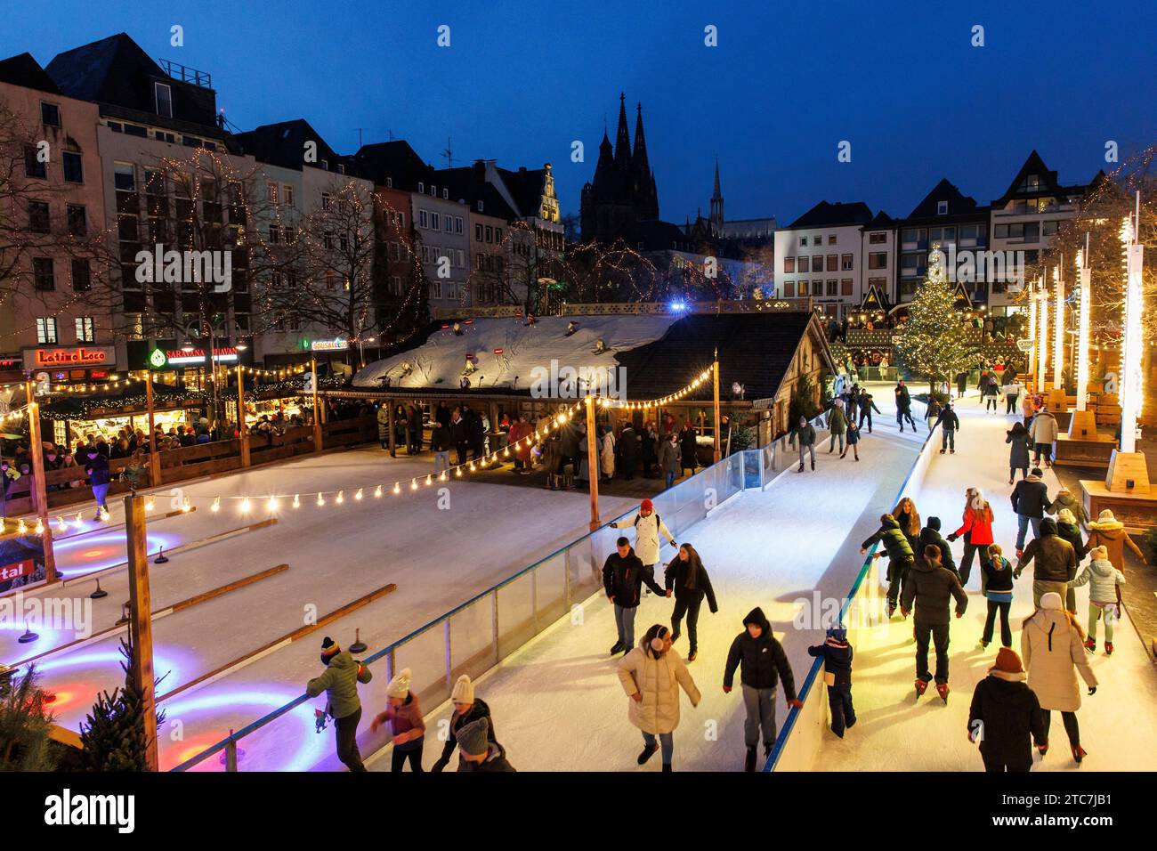 Patinoire sur le marché de Noël au Heumarkt dans la ville historique, vue sur la cathédrale, Cologne, Allemagne. Eislaufbahn auf dem Weihnachts Banque D'Images