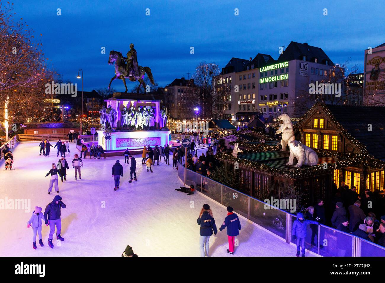 Patinoire sur le marché de Noël au Heumarkt dans la ville historique, statue équestre du roi prussien Friedrich Wilhelm III, Cologne Banque D'Images