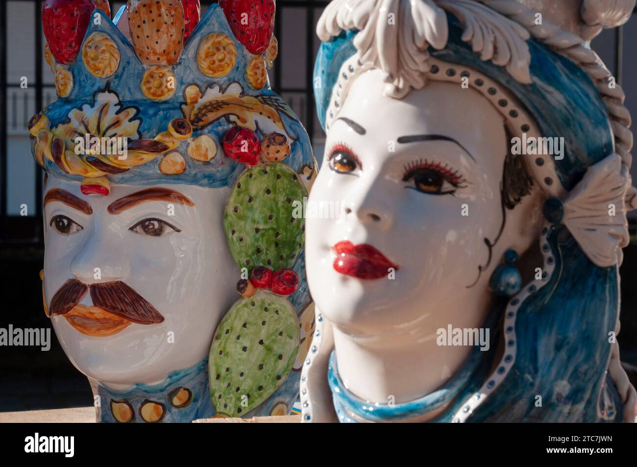 Italie, marché aux puces, têtes en céramique typiques de Caltagirone Banque D'Images