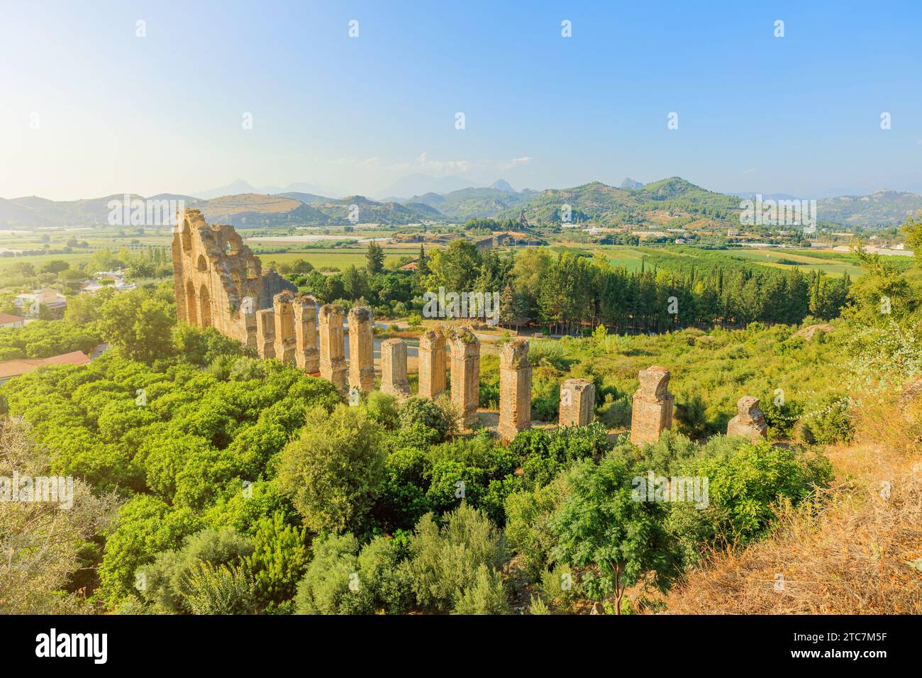 Vue aérienne de l'aqueduc romain à Aspendos en Turquie, ruine bien préservée de l'ingénierie romaine et prouesse architecturale. Construit pendant l'empereur Marcus Banque D'Images