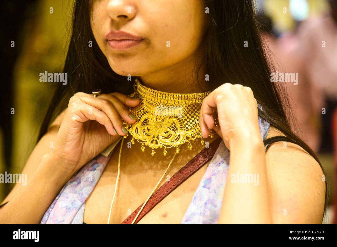 Une femme essaie des bijoux à l'occasion de 'Dhanteras', à Guwahati, le vendredi 10 novembre 2023. Banque D'Images