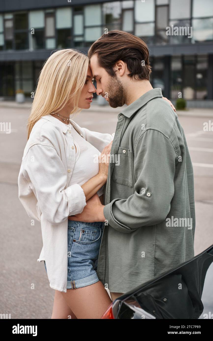 couple romantique et élégant dans des vêtements décontractés debout face à face sur la rue de la ville, histoire d'amour Banque D'Images