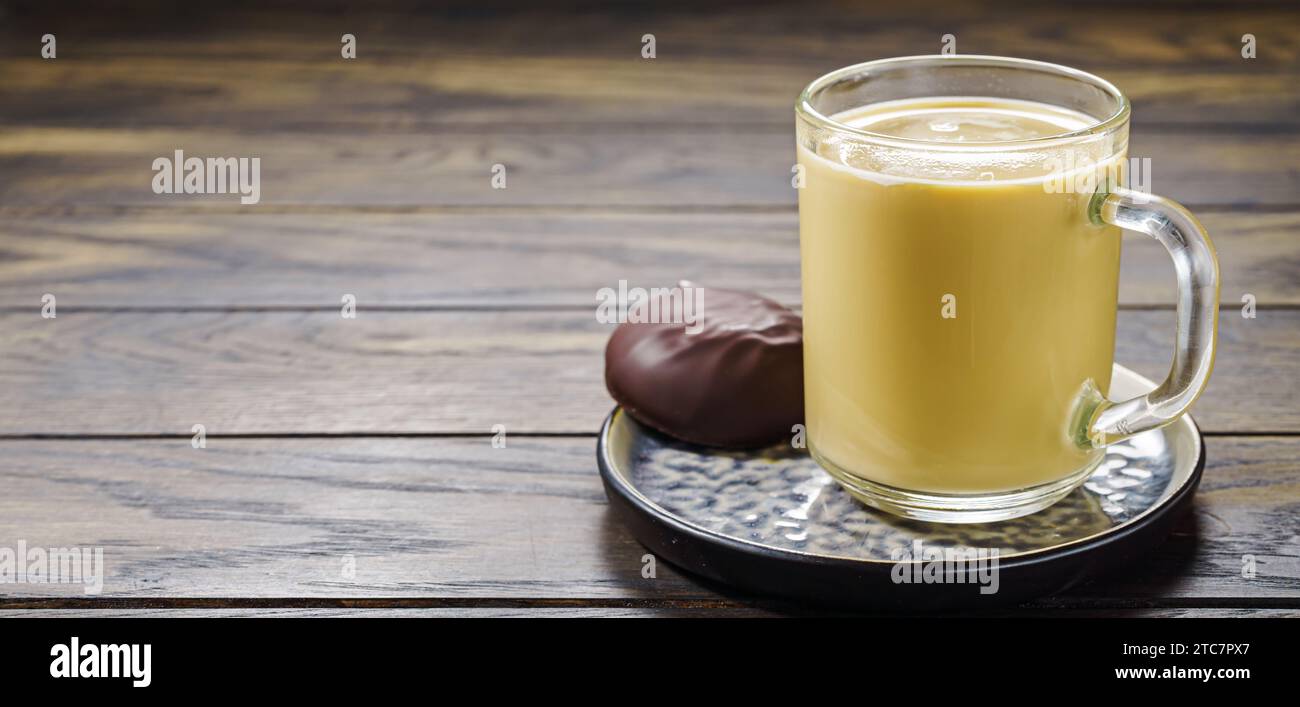 Café fixé avec du lait avec de la guimauve au chocolat sur une table en bois, сopy espace Banque D'Images