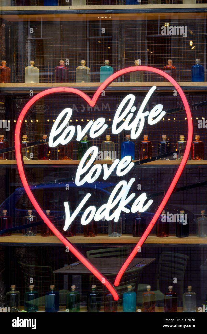 Love Life Love Vodka signe en forme de cœur, Revolution Bar, Mitchell Street, Glasgow, Écosse, Royaume-Uni, Europe Banque D'Images
