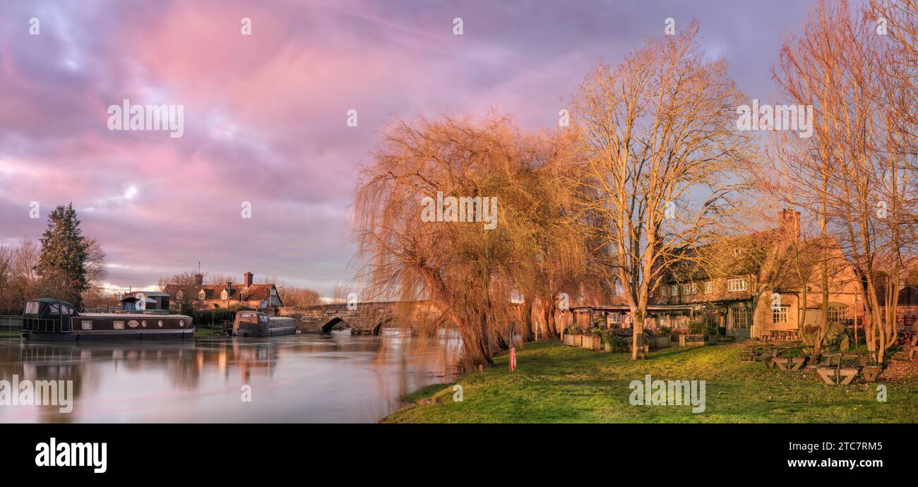 Juste après le lever du soleil, la Rose ressuscitée près de Witney dans l'Oxfordshire est baignée par le soleil de décembre alors que la Tamise continue de s'élever après le récent Heavy Banque D'Images