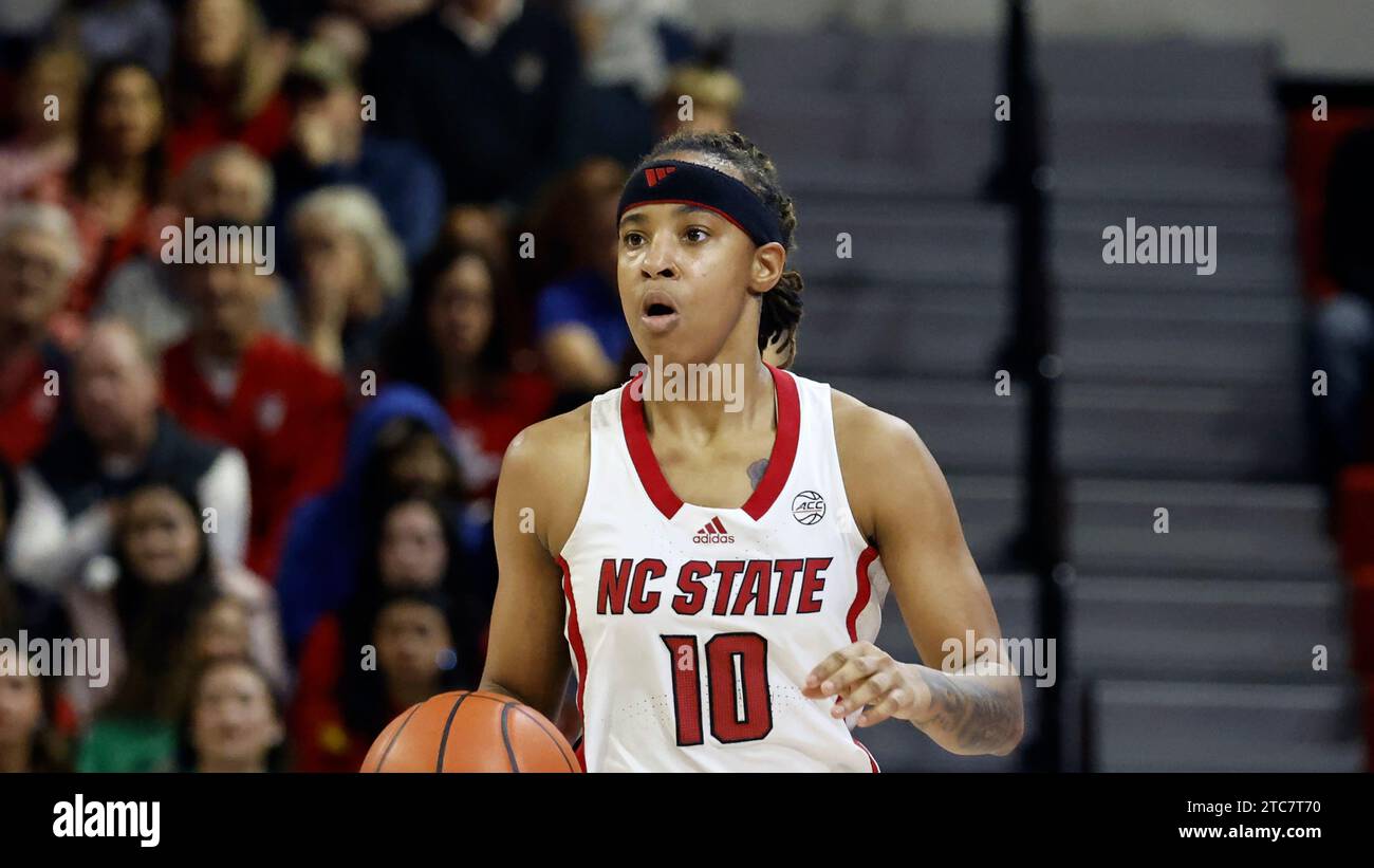 North Carolina State's Aziaha James (10) brings the ball up the court against Liberty during the first half of an NCAA college basketball game, Sunday, Dec. 10, 2023, in Raleigh, N.C. (AP Photo/Karl B. DeBlaker) Banque D'Images