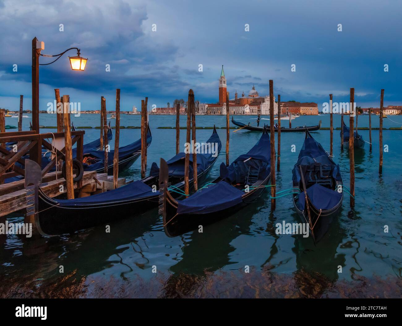 Venise, province de Venise, région de Vénétie, Italie. Vue à travers le Bacino San Marco à l'isola ou île de San Giorgio Maggiore et église de la même Banque D'Images