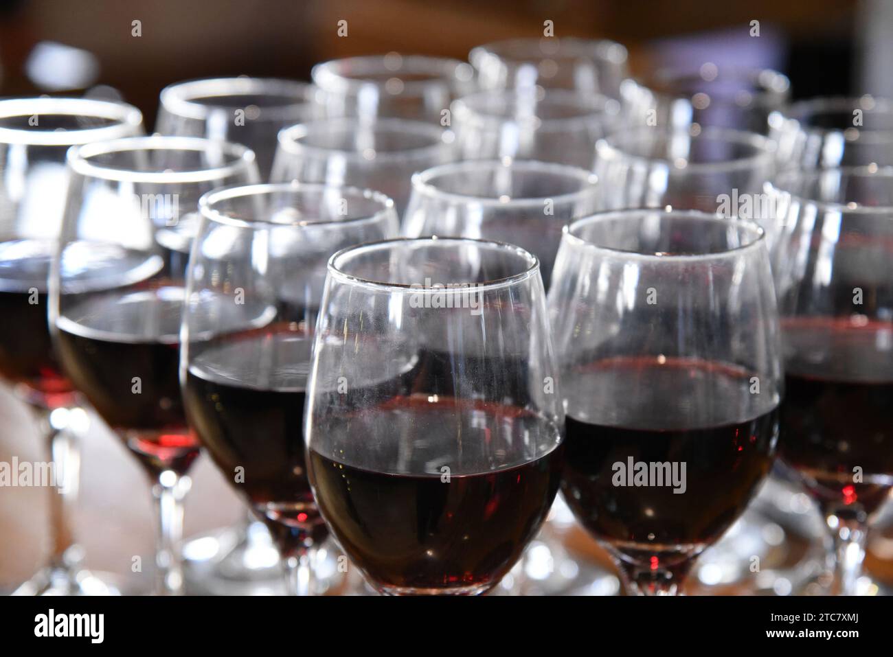 Plusieurs verres de vin rouge Banque D'Images