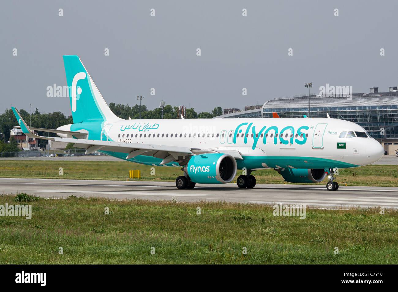 Flynas Airbus A320 de la compagnie aérienne saoudienne low-cost au sol jusqu'aux portes après avoir atterri à l'aéroport de Lviv après un vol en provenance de Riyad Banque D'Images