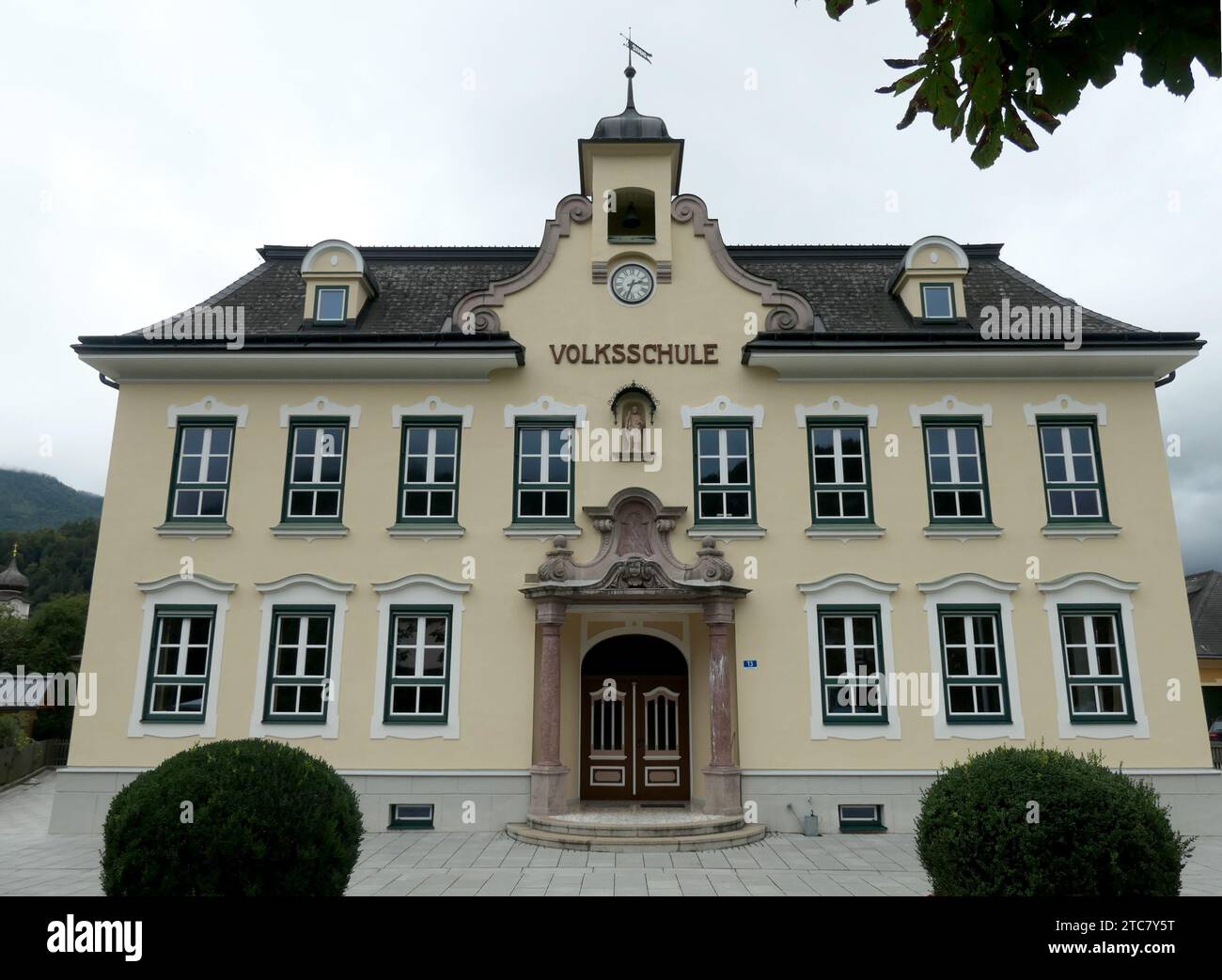 Strobl, Autriche. 27 août 2023. L'école primaire Strobl à Strobl am Wolfgangsee dans le Salzkammergut en Autriche. Le Salzkammergut est la capitale de la culture 2024. Crédit : Beate Schleep/dpa/Alamy Live News Banque D'Images