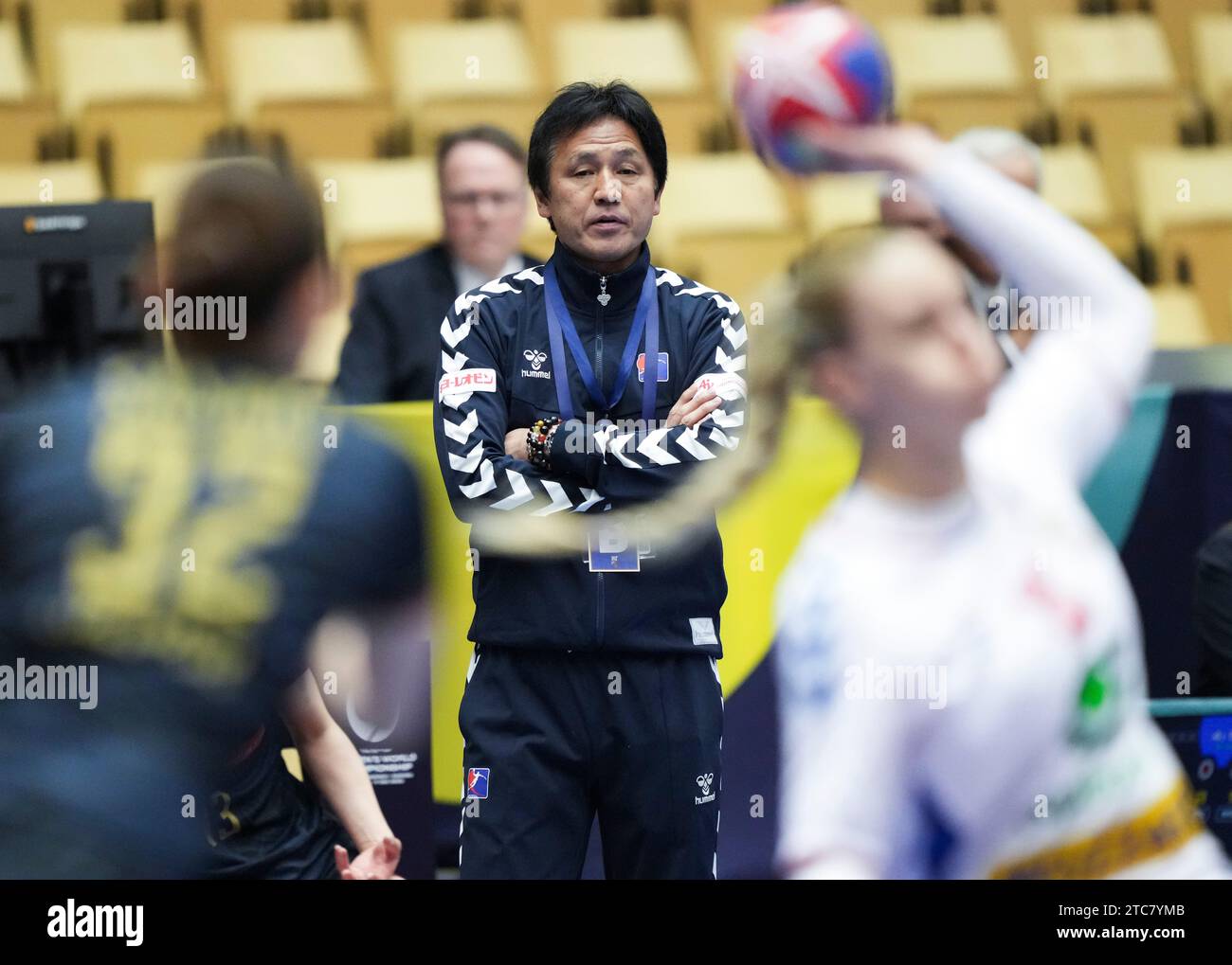 Herning, Danemark. 11 décembre 2023. L'entraîneur japonais Shigeo Kusumoto lors du match du Championnat du monde féminin de handball de l'IHF entre le Japon et la Serbie dans le groupe de ronde principale 3 à Jyske Bank Boxen à Herning, Danemark, le mardi 11 décembre 2023. (Photo : Claus Fisker/Ritzau Scanpix) crédit : Ritzau/Alamy Live News Banque D'Images