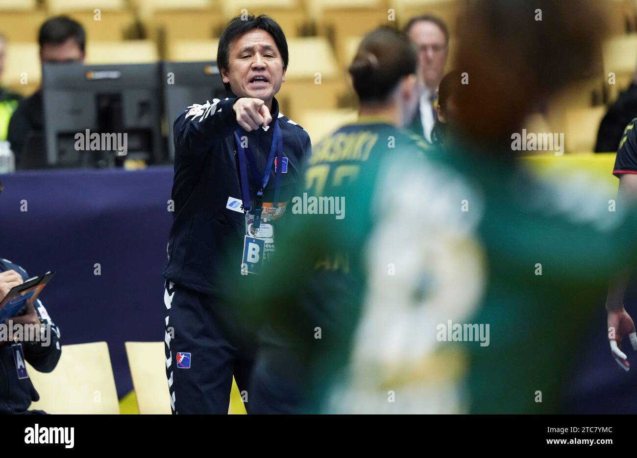 Herning, Danemark. 11 décembre 2023. L'entraîneur japonais Shigeo Kusumoto lors du match du Championnat du monde féminin de handball de l'IHF entre le Japon et la Serbie dans le groupe de ronde principale 3 à Jyske Bank Boxen à Herning, Danemark, le mardi 11 décembre 2023. (Photo : Claus Fisker/Ritzau Scanpix) crédit : Ritzau/Alamy Live News Banque D'Images