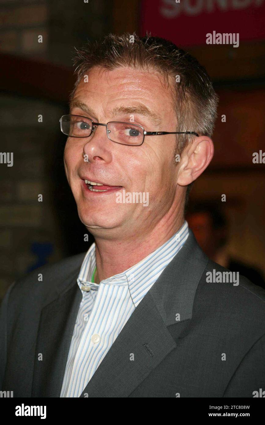 Stephen Daldry arrive à la soirée d'ouverture de The History Boys au Broadhurst Theatre à New York le 23 avril 2006. Crédit photo : Henry McGee/MediaPunch Banque D'Images