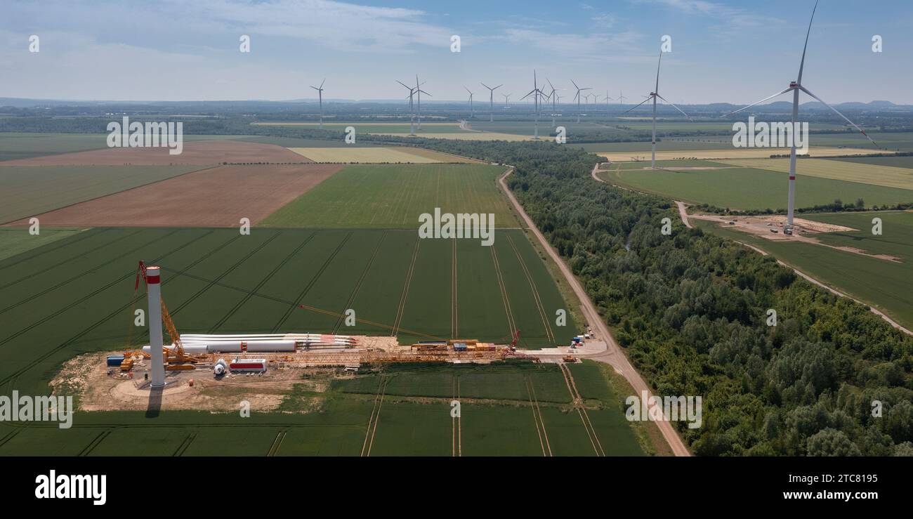 Vue aérienne d'un chantier de construction d'éoliennes parmi les champs agricoles verts Banque D'Images