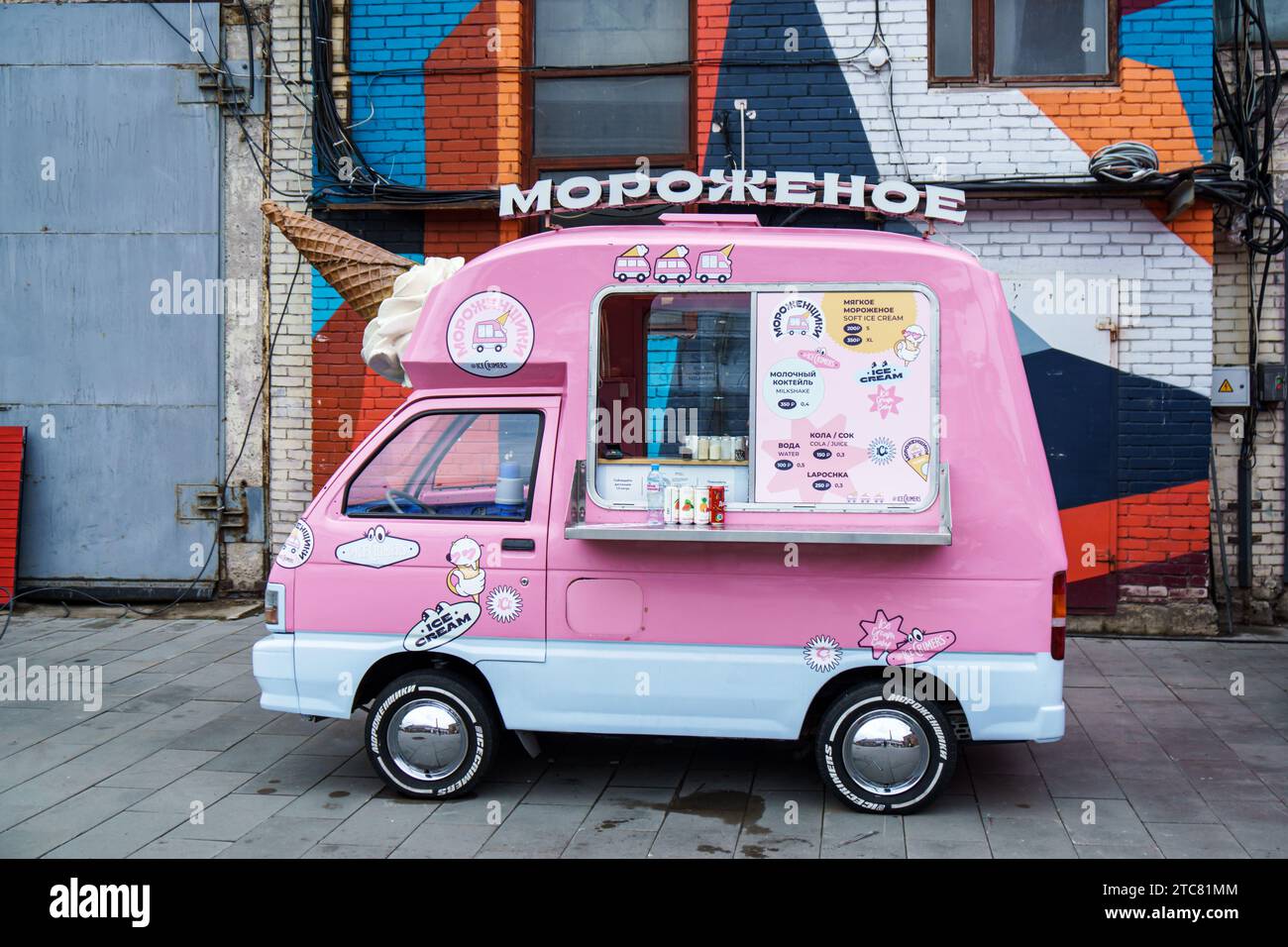 Russie, Saint-Pétersbourg - 22 juin 2023 : camionnette de crème glacée rose, camion de nourriture pour le commerce équitable de la crème glacée dans le port de Sevkabel à Saint-Pétersbourg, illustrative ed Banque D'Images