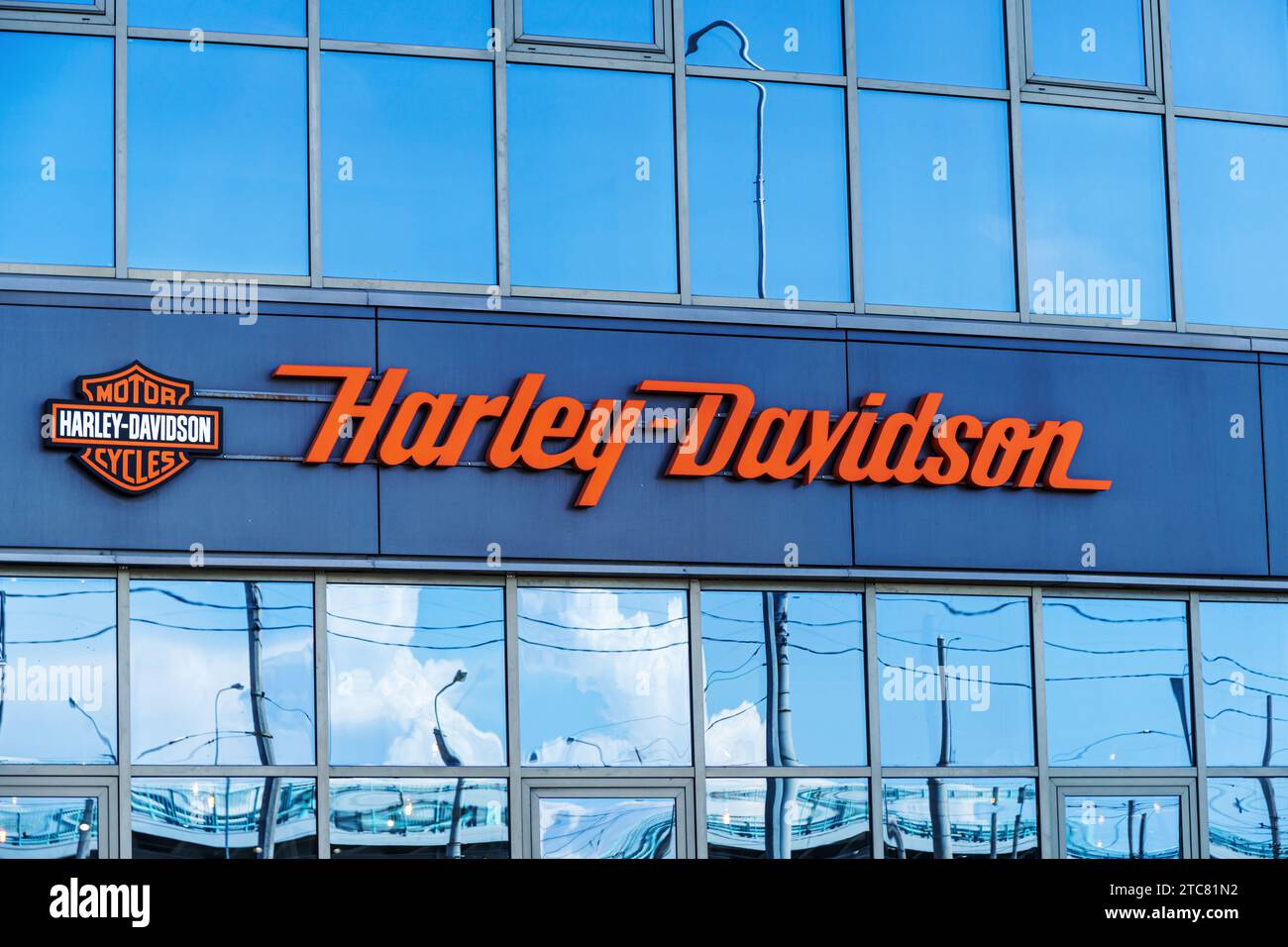 Russie, Saint-Pétersbourg - 24 juin 2023 : panneau Harley Davidson avec logo au-dessus de l'entrée de la boutique du concessionnaire à Saint-Pétersbourg, édition illustrative Banque D'Images