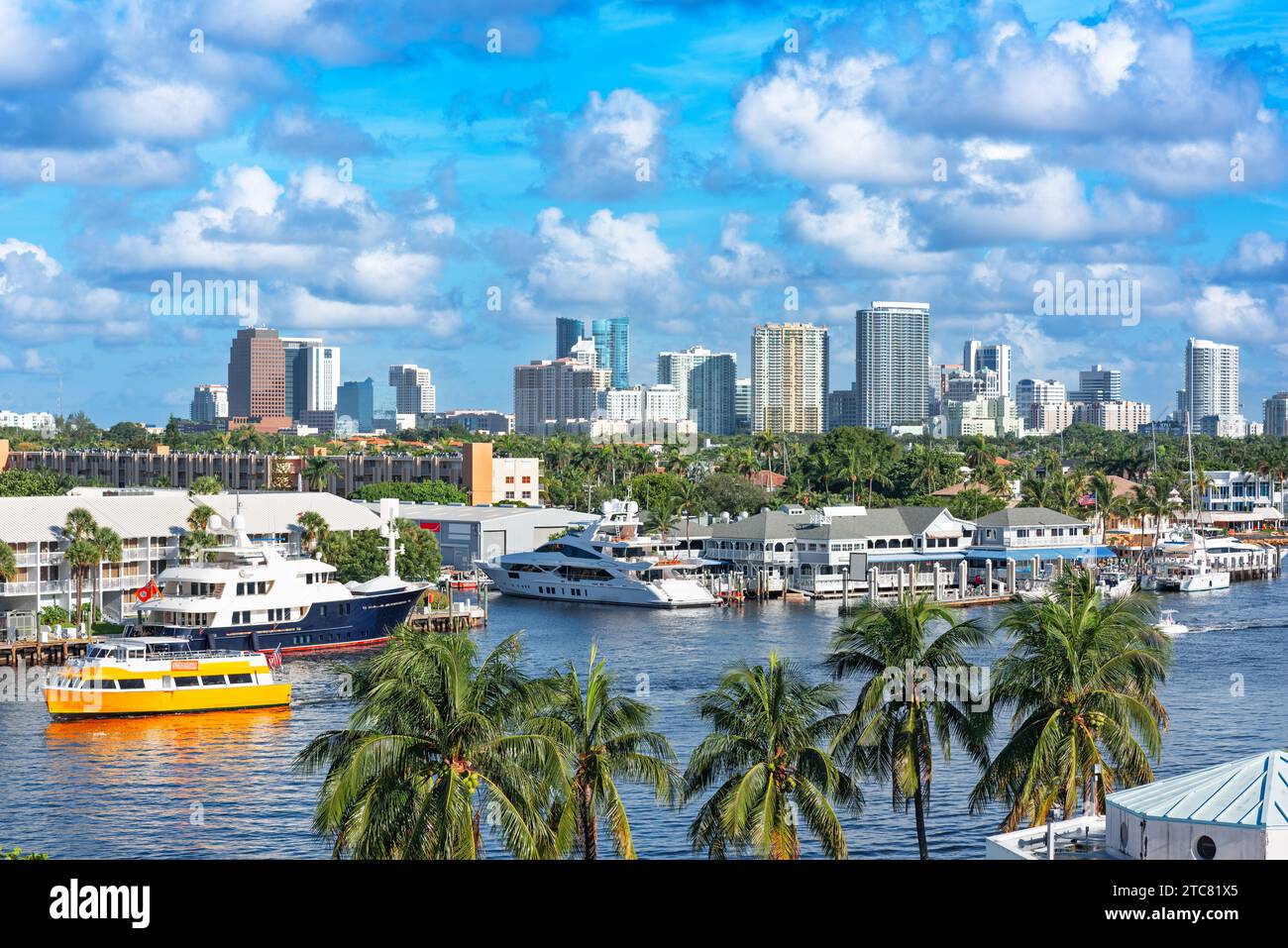 Fort Lauderdale, Floride, USA Skyline dans la journée sur la rivière. Banque D'Images