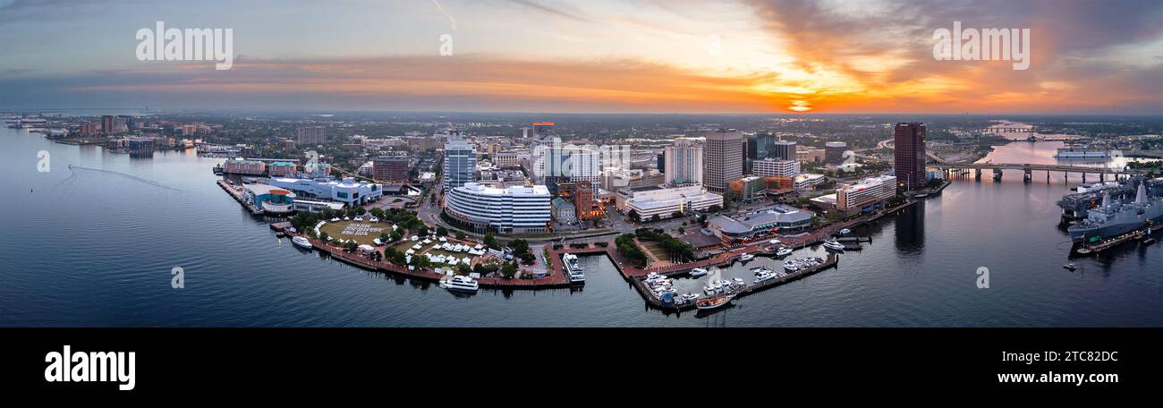 Norfolk, Virginie, États-Unis vue sur le centre-ville depuis le fleuve Elizabeth au crépuscule. Banque D'Images