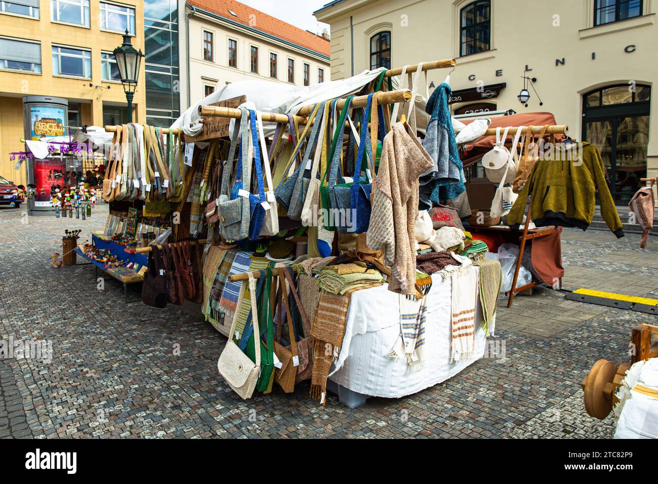 Prague, République Tchèque - 29 mars 2018: Tissage fait à la main sacs foulards et plus sur le marché près du centre commercial Palladium à Prague, République Tchèque Banque D'Images